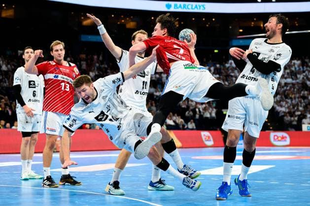 Bilder des Jahres 2024, Sport 10 Oktober Sport Themen der Woche KW40 Sport Bilder des Tages Hamburg, 03. Oktober 2024: DHB Pokal - 24 25 - HSV Hamburg vs. THW Kiel v. li. im Zweikampf Lukas Zerbe (THW Kiel), Leif Tissier (HSV Hamburg), Domagoj Duvnjak (THW Kiel) Hamburg Barclays Arena Hamburg Deutschland *** Hamburg, 03 October 2024 DHB Pokal 24 25 HSV Hamburg vs THW Kiel from left in duel Lukas Zerbe THW Kiel , Leif Tissier HSV Hamburg , Domagoj Duvnjak THW Kiel Hamburg Barclays Arena Hamburg Germany