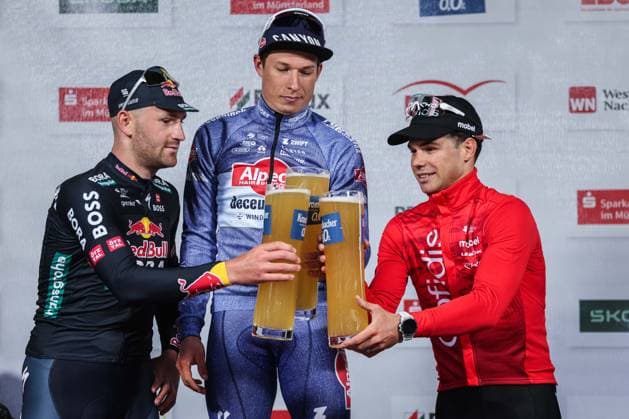 Radsport UCI ProSeries Men Elite 18. Sparkassen Münsterland Giro am 03.10.2024 in Münster Jordi Meeus ( Redbull -Bora - Hansgrohe ), links - Jasper Philipsen ( Alpecin Deceunic ), mitte - Mlan Fretin ( Cofidis ), rechts bei der Siegerehrung