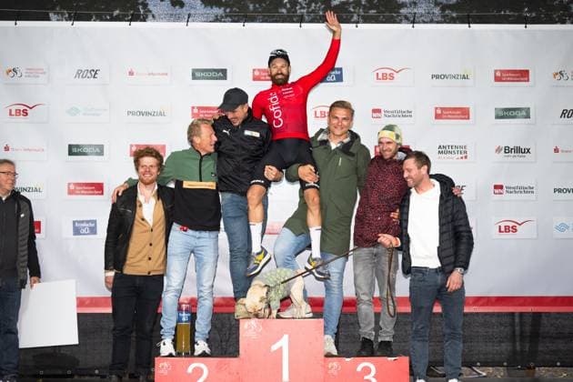 Münsterland Giro 2024, 03.10.2024 Ehemalige Wegbegleiter gratulieren Simon Geschke (GER, Team Cofidis) zum Karriereende, u.a. John Degenkolb (GER), Marcel Kittel (GER), Fabian Wegmann (GER), Johannes Fröhlinger (GER), Sparkassen Münsterland Giro, Münster (GER), 03.10.2024 Copyright: xBEAUTIFULxSPORTS Hilgerx