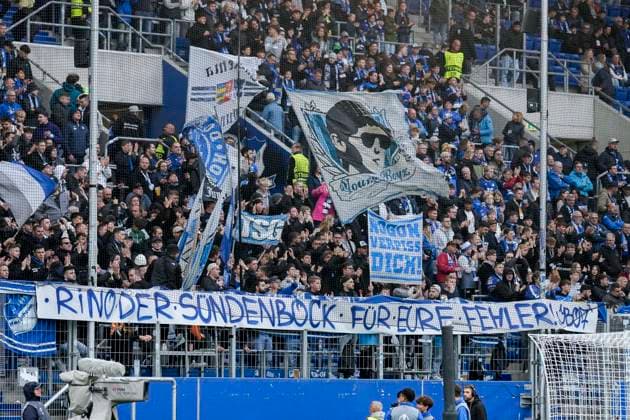 Die Fans der TSG 1899 Hoffenheim zeigen in der Fankurve ein Banner, Spruchband mit der Aufschrift: Rino der Sündenbock für eure Fehler, Solidarität mit Pellegrino Matarazzo (Rino, Trainer, Cheftrainer, Hoffenheim, nicht im Bild), Protest, Protestaktion, protestieren, Aktion, Action, Fans, Ultras Publikum, Zuschauer, Stimmung, Atmosphäre, Stadion, 03.10.2024, Sinsheim (Deutschland), Fussball, UEFA Europa League, Gruppenphase, TSG 1899 Hoffenheim - Dynamo Kiew, REGULATIONS PROHIBIT ANY USE OF PHOTOGRAPHS AS IMAGE SEQUENCES AND OR QUASI-VIDEO.