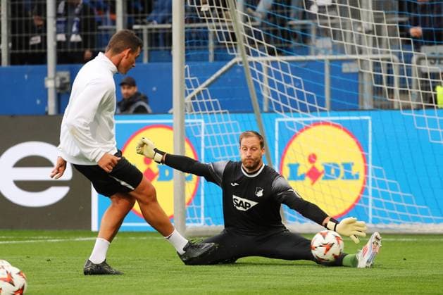 03.10.2024, xtvx, Fussball UEFA Europa League, TSG 1899 Hoffenheim - Dynamo Kiev emspor, v.l. Torwart Oliver Baumann (TSG 1899 Hoffenheim) warms up, beim Aufwaermen (DFL DFB REGULATIONS PROHIBIT ANY USE OF PHOTOGRAPHS as IMAGE SEQUENCES and or QUASI-VIDEO) Sinsheim