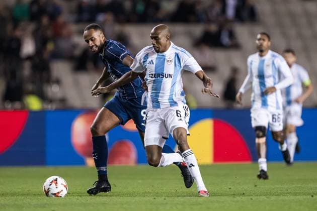 241003 Isaac Kiese Thelin of Malmö FF and Julio Romao of Qarabag during the UEFA Europa League football match between Qarabag and Malmö FF on October 3, 2024 in Baku. Photo: Petter Arvidson BILDBYRAN kod PA PA0893 fotboll football soccer fotball uefa europa league qarabag malmö ff bbeng Copyright: PETTERxARVIDSON BB241003PA055
