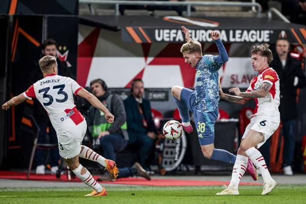 PRAGUE - (l-r) Ondrej Zmrzly of Slavia Prague, Kristian Hlynsson of Ajax, Conrad Wallem of Slavia Prague during the UEFA Europa league match between SK Slavia Prague and Ajax Amsterdam at the Eden Arena on Oct. 3, 2024 in Prague, Czech Republic. ANP JEROEN PUTMANS UEFA Europa League match day 2 2024 25 xVIxANPxSportx xxANPxIVx 510012835 originalFilename: 510012835.jpg