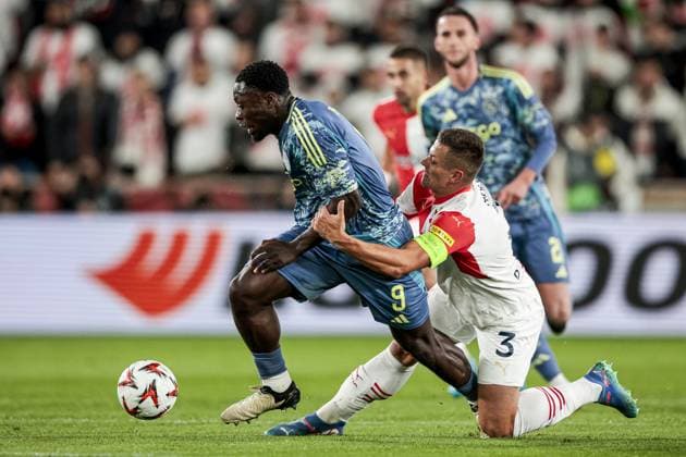 PRAGUE - (l-r) Brian Brobbey of Ajax, Tomas Holes of Slavia Prague during the UEFA Europa league match between SK Slavia Prague and Ajax Amsterdam at the Eden Arena on Oct. 3, 2024 in Prague, Czech Republic. ANP JEROEN PUTMANS UEFA Europa League match day 2 2024 25 xVIxANPxSportx xxANPxIVx 510012855 originalFilename: 510012855.jpg