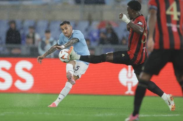 UEFA Europa League League phase - Matchday 2 match between SS Lazio vs OGC Nice Lazio s Uruguayan midfielder Matias Vecino challenges for the ball with OGC Nice s defender Mohamed Abdelmonem during UEFA Europa League League phase - Matchday 2 match between SS Lazio vs OGC Nice at Olimpico stadium on October 03, 2024 in Rome, Italy. ABPH3736 Copyright: xAntonioxBalascox