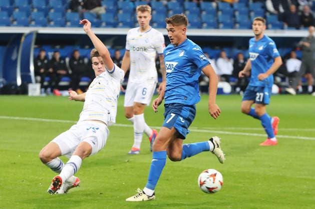 03.10.2024, xtvx, Fussball UEFA Europa League, TSG 1899 Hoffenheim - Dynamo Kiev emspor, v.l. Zweikampf, Duell, duel, tackle, compete Taras Mykhavko (FC Dynamo Kyiv) Tom Bischof (TSG 1899 Hoffenheim) (DFL DFB REGULATIONS PROHIBIT ANY USE OF PHOTOGRAPHS as IMAGE SEQUENCES and or QUASI-VIDEO) Sinsheim