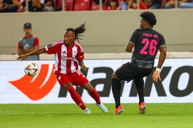 Olympiacos F.C. v S.C. Braga UEFA Europa League Gelson Martins of Olympiacos F.C. and Bright Arrey-Mbi of S.C. Braga in action during the UEFA Europa League match at Karaiskakis Stadium, Piraeus UK Newspapers OUT Copyright: xYannisxHalasx FIL-20717-0019