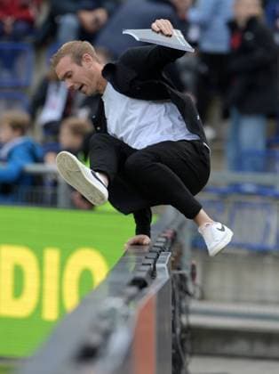 Wolfburgs Trainer Tommy Stroot fotografiert beim Fußball 1 Bundesliga Frauen Spiel Eintracht Frankfurt gegen den VFL. Wolfsburg am 29.9.2024 in Frankfurt. (DFL DFB REGULATIONS PROHIBIT ANY USE OF PHOTOGRAPHS as IMAGE SEQUENCES and or QUASI-VIDEO)