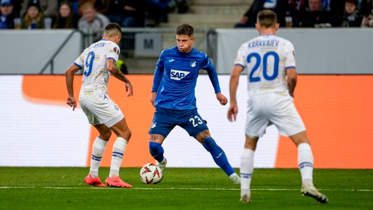 v.li.: Nazar Voloshyn (FC Dynamo Kyiv, 9), Adam Hlozek (Hoffenheim, 23), Oleksandr Karavaiev (FC Dynamo Kyiv, 20), Zweikampf, Spielszene, Duell, duel, tackle, tackling, Dynamik, Action, Aktion, 03.10.2024, Sinsheim (Deutschland), Fussball, UEFA Europa League, Gruppenphase, TSG 1899 Hoffenheim - Dynamo Kiew, REGULATIONS PROHIBIT ANY USE OF PHOTOGRAPHS AS IMAGE SEQUENCES AND OR QUASI-VIDEO.