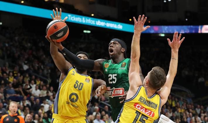 Bilder des Jahres 2024, Sport 10 Oktober Sport Themen der Woche KW40 Sport Bilder des Tages Trevion Williams, Kendrick Nunn, Martin Hermannsson Zweikampf Spielszene Aktion Basketball Euroleague EL Herren Saison 2024 2025 03.10.2024 ALBA Berlin vs. Panathinaikos Athen *** Trevion Williams, Kendrick Nunn, Martin Hermannsson duel Match scene Action Sport Basketball Euroleague EL Men Season 2024 2025 03 10 2024 ALBA Berlin vs Panathinaikos Athens