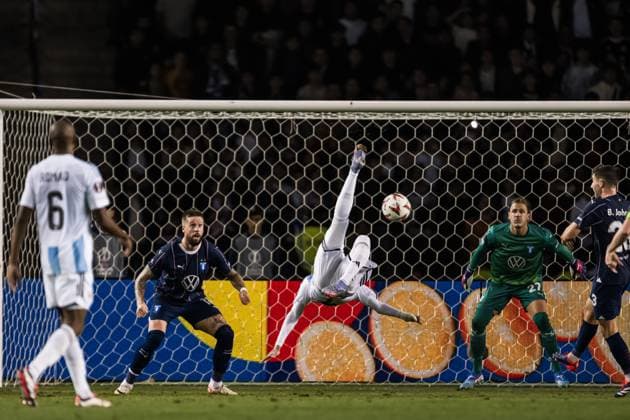 241003 Pontus Jansson of Malmö FF and Yassine Benzia of Qarabag during the UEFA Europa League football match between Qarabag and Malmö FF on October 3, 2024 in Baku. Photo: Petter Arvidson BILDBYRAN kod PA PA0893 fotboll football soccer fotball uefa europa league qarabag malmö ff bbeng Copyright: PETTERxARVIDSON BB241003PA098