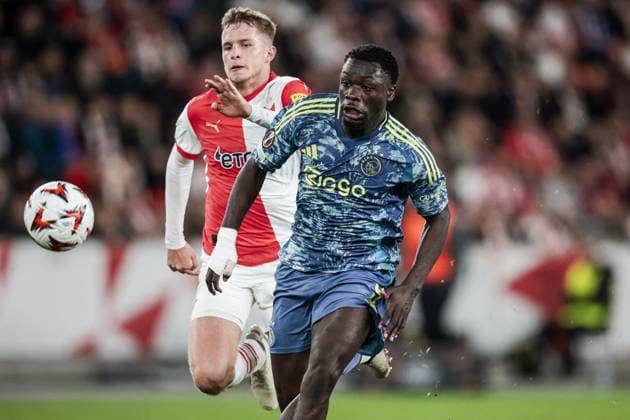 PRAGUE - (l-r) David Zima of Slavia Prague, Brian Brobbey of Ajax during the UEFA Europa league match between SK Slavia Prague and Ajax Amsterdam at the Eden Arena on Oct. 3, 2024 in Prague, Czech Republic. ANP JEROEN PUTMANS UEFA Europa League match day 2 2024 25 xVIxANPxSportx xxANPxIVx 510014890 originalFilename: 510014890.jpg