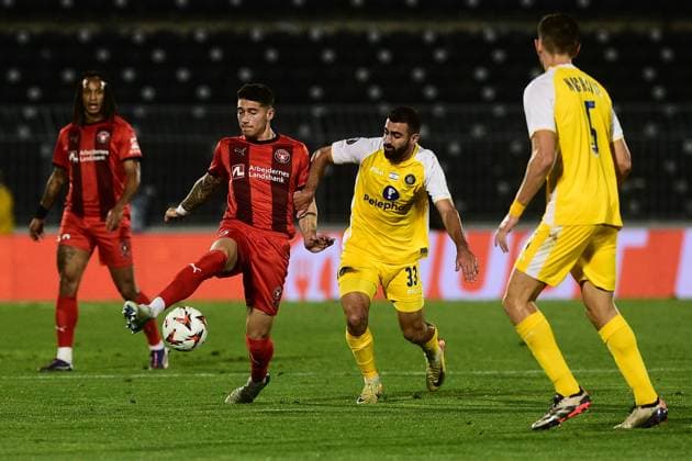 Maccabi Tel Aviv v Midtjylland Europa League Emiliano Martinez (L) of Midtjylland in action against Hisham Layous (R) of Maccabi during the 2024 2025 Europa League match between Maccabi Tel Aviv and Midtjylland at Partizan Stadium, 03.10.2024, Belgrade, Serbia. Belgrade Serbia Copyright: xDusanxMilenkovicx x