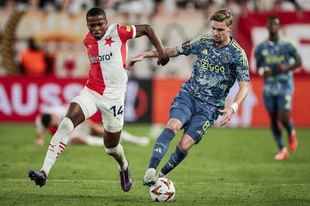 PRAGUE - (l-r) Simion Michez of Slavia Prague, Kenneth Taylor of Ajax during the UEFA Europa league match between SK Slavia Prague and Ajax Amsterdam at the Eden Arena on Oct. 3, 2024 in Prague, Czech Republic. ANP JEROEN PUTMANS netherlands out - belgium out Praag xVIxxIVx 510015003 originalFilename: 0766873268st.jpg