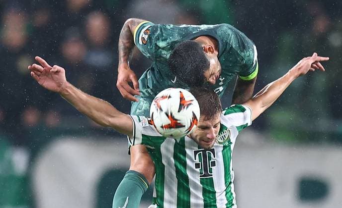 Sport Bilder des Tages Cristian Romero of Tottenham Hotspur competes for the ball with Barnabas Varga of Ferencvaros Ferencvaros v Tottenham Hotspur, UEFA Europa League, Group Stage, Football, Groupama Arena, Budapest, Hungary, 03 Oct 2024 EDITORIAL USE ONLY No use with unauthorised audio, video, data, fixture lists, club league logos or live services. Online in-match use limited to 120 images, no video emulation. No use in betting, games or single club league player publications. Copyright: xMichaelxZemanek Shutterstockx 14750796t