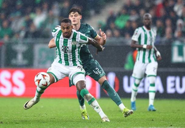 Raul Gustavo of Ferencvaros shields the ball from Will Lankshear of Tottenham Hotspur Ferencvaros v Tottenham Hotspur, UEFA Europa League, Group Stage, Football, Groupama Arena, Budapest, Hungary, 03 Oct 2024 EDITORIAL USE ONLY No use with unauthorised audio, video, data, fixture lists, club league logos or live services. Online in-match use limited to 120 images, no video emulation. No use in betting, games or single club league player publications. Copyright: xMichaelxZemanek Shutterstockx 14750796u