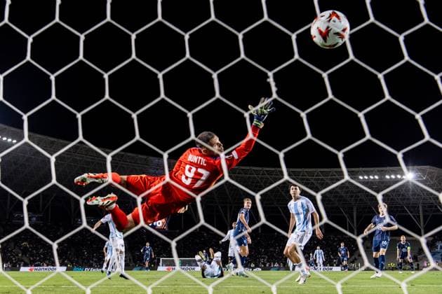 241003 Erik Botheim of Malmö FF scores the 1-1 goal against goalkeeper Fabijan Buntic of Qarabag during the UEFA Europa League football match between Qarabag and Malmö FF on October 3, 2024 in Baku. Photo: Petter Arvidson BILDBYRAN kod PA PA0893 fotboll football soccer fotball uefa europa league qarabag malmö ff bbeng Copyright: PETTERxARVIDSON BB241003PA110