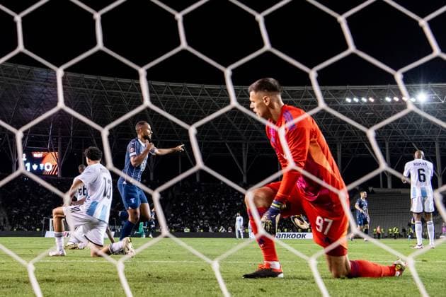 241003 Isaac Kiese Thelin of Malmö FF celebrates the 1-1 goal by Erik Botheim (not pictured) and goalkeeper Fabijan Buntic of Qarabag looks dejected during the UEFA Europa League football match between Qarabag and Malmö FF on October 3, 2024 in Baku. Photo: Petter Arvidson BILDBYRAN kod PA PA0893 fotboll football soccer fotball uefa europa league qarabag malmö ff bbeng depp jubel Copyright: PETTERxARVIDSON BB241003PA113