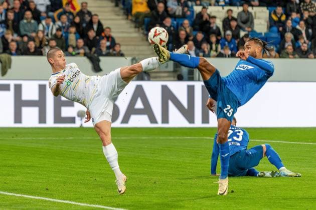 Denys Popov (Dynamo Kiew 4), 1899 Hoffenheim, 25), Zweikampf, GER, TSG 1899 Hoffenheim vs. Dynamo Kiew, Fussball, UEFA Europa League, Spieltag 2, Saison 2024 2025, 03.10.2024 GER, TSG 1899 Hoffenheim vs. Dynamo Kiew, Fussball, UEFA Europa League, Spieltag 2, Saison 2024 2025, 03.10.2024 Sinsheim Copyright: xEibner-Pressefoto FlorianxSchustx EP_FSU