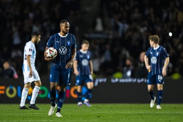 241003 Isaac Kiese Thelin of Malmö FF looks dejected after the 2-2 goal during the UEFA Europa League football match between Qarabag and Malmö FF on October 3, 2024 in Baku. Photo: Petter Arvidson BILDBYRAN kod PA PA0893 fotboll football soccer fotball uefa europa league qarabag malmö ff bbeng bbauto depp Copyright: PETTERxARVIDSON BB241003PA128