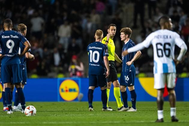 241003 Anders Christiansen of Malmö FF and referee Anastasios Papapetrou after the 2-2 goal during the UEFA Europa League football match between Qarabag and Malmö FF on October 3, 2024 in Baku. Photo: Petter Arvidson BILDBYRAN kod PA PA0893 fotboll football soccer fotball uefa europa league qarabag malmö ff bbeng bbauto Copyright: PETTERxARVIDSON BB241003PA132