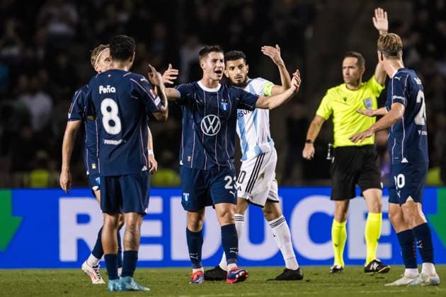 241003 Lasse Berg Johnsen of Malmö FF reacts after the 2-2 goal is disallowed during the UEFA Europa League football match between Qarabag and Malmö FF on October 3, 2024 in Baku. Photo: Petter Arvidson BILDBYRAN kod PA PA0893 fotboll football soccer fotball uefa europa league qarabag malmö ff bbeng bbauto Copyright: PETTERxARVIDSON BB241003PA134