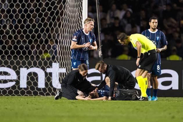 241003 Lasse Berg Johnsen of Malmö FF receives medical attention during the UEFA Europa League football match between Qarabag and Malmö FF on October 3, 2024 in Baku. Photo: Petter Arvidson BILDBYRAN kod PA PA0893 fotboll football soccer fotball uefa europa league qarabag malmö ff bbeng bbauto skada Copyright: PETTERxARVIDSON BB241003PA147
