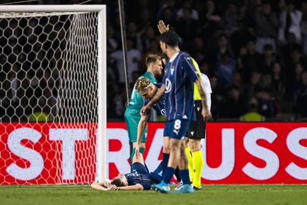 241003 Colin Rösler of Malmö FF receives medical attention during the UEFA Europa League football match between Qarabag and Malmö FF on October 3, 2024 in Baku. Photo: Petter Arvidson BILDBYRAN kod PA PA0893 fotboll football soccer fotball uefa europa league qarabag malmö ff bbeng bbauto skada Copyright: PETTERxARVIDSON BB241003PA150