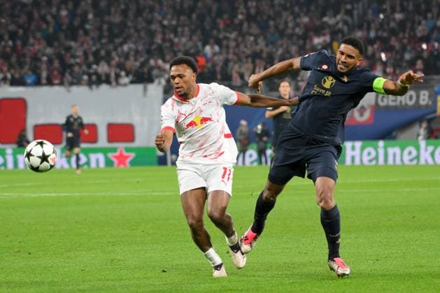 Zweikampf zwischen Lois Openda (RB Leipzig) li. und Bremer (Juventus Turin) re., der danach verletzt ausgewechselt wird. GER, RB Leipzig vs. Juventus Turin, Fussball, UEFA Champions League, 2. Spieltag, Saison 2024 2025, 02.10.2024 GER, RB Leipzig vs. Juventus Turin, Fussball, UEFA Champions League, 2. Spieltag, Saison 2024 2025, 02.10.2024 Leipzig Copyright: xEibner-Pressefoto BertxHarzerx EP_BHR