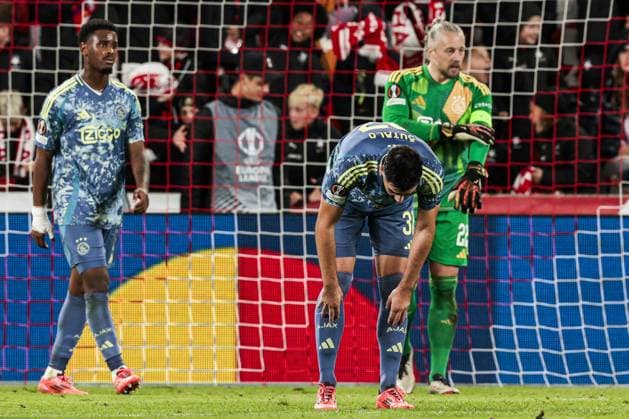 PRAGUE - Josip Sutalo of Ajax balks at the 1-1 during the UEFA Europa league match between SK Slavia Prague and Ajax Amsterdam at the Eden Arena on Oct. 3, 2024 in Prague, Czech Republic. ANP JEROEN PUTMANS netherlands out - belgium out Praag xVIxxIVx 510018877 originalFilename: 0766882310st.jpg
