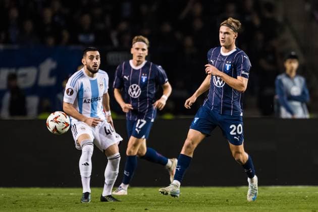 241003 Erik Botheim of Malmö FF and Elvin Jafarguliyev of Qarabag during the UEFA Europa League football match between Qarabag and Malmö FF on October 3, 2024 in Baku. Photo: Petter Arvidson BILDBYRAN kod PA PA0893 fotboll football soccer fotball uefa europa league qarabag malmö ff bbeng bbauto Copyright: PETTERxARVIDSON BB241003PA156