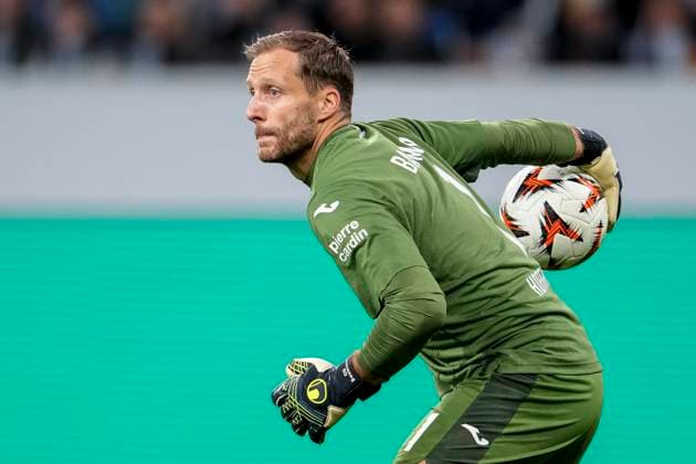Oliver Baumann (Torwart, Hoffenheim, 1), am Ball, Einzelbild, Einzelfoto, Aktion, Action, 03.10.2024, Sinsheim (Deutschland), Fussball, UEFA Europa League, Gruppenphase, TSG 1899 Hoffenheim - Dynamo Kiew, REGULATIONS PROHIBIT ANY USE OF PHOTOGRAPHS AS IMAGE SEQUENCES AND OR QUASI-VIDEO.
