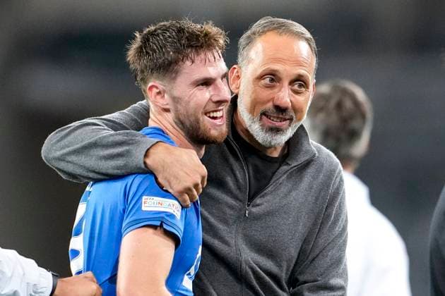 v.li.: Anton Stach (Hoffenheim, 16), Pellegrino Matarazzo (Rino, Trainer, Cheftrainer, Hoffenheim), Jubel nach dem Schlusspfiff, Freude über den Sieg, Sieger, Gewinner, jubelt, jubeln, fröhlich, positiv, freut sich, freuen, optimistisch, Highlight, Action, Aktion, 03.10.2024, Sinsheim (Deutschland), Fussball, UEFA Europa League, Gruppenphase, TSG 1899 Hoffenheim - Dynamo Kiew, REGULATIONS PROHIBIT ANY USE OF PHOTOGRAPHS AS IMAGE SEQUENCES AND OR QUASI-VIDEO.