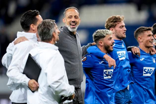 Sport Bilder des Tages v.li.: Pellegrino Matarazzo (Rino, Trainer, Cheftrainer, Hoffenheim) und Spieler der TSG 1899 Hoffenheim, Jubel nach dem Schlusspfiff, Freude über den Sieg, Sieger, Gewinner, jubelt, jubeln, fröhlich, positiv, freut sich, freuen, optimistisch, Highlight, Action, Aktion, 03.10.2024, Sinsheim (Deutschland), Fussball, UEFA Europa League, Gruppenphase, TSG 1899 Hoffenheim - Dynamo Kiew, REGULATIONS PROHIBIT ANY USE OF PHOTOGRAPHS AS IMAGE SEQUENCES AND OR QUASI-VIDEO.