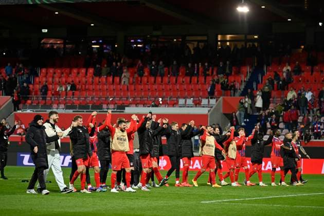 Sport Themen der Woche KW40 Sport Bilder des Tages nach Spielende: Schlussjubel, Freude, Glueck, Jubel FC Heidenheim 1. FC Heidenheim 1846 FCH vs Olimpija Ljubljana 03.10.2024 UEFA Conference League DFL REGULATIONS PROHIBIT ANY USE OF PHOTOGRAPHS AS IMAGE SEQUENCES AND OR QUASI-VIDEO 1. FC Heidenheim 1846 FCH vs Olimpija Ljubljana *** after the end of the match final cheers, joy, happiness, jubilation FC Heidenheim 1 FC Heidenheim 1846 FCH vs Olimpija Ljubljana 03 10 2024 UEFA Conference League DFL REGULATIONS PROHIBIT ANY USE OF PHOTOGRAPHS AS IMAGE SEQUENCES AND OR QUASI VIDEO 1 FC Heidenheim 1846 FCH vs Olimpija Ljubljana