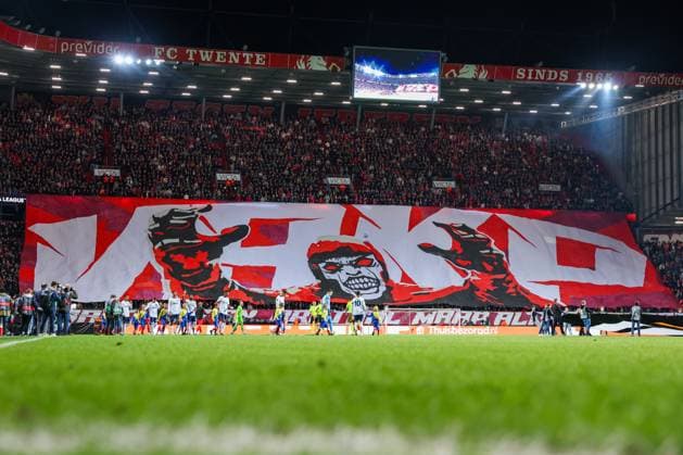 UEFA Europa League - 24 25 - FC Twente Enschede - Fenerbahce Istanbul am 03.10.2024 im im De Grolsch Veste in Enschede Die Twente Enschede Fans mit einer Choreographie