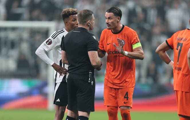 03.10.2024, Fussball UEFA Europa League, Besiktas JK Istanbul - Eintracht Frankfurt, emonline, emspor, v.l., Schiedsrichter John Beaton (SCO) im Dialog mit Robin Koch (Eintracht Frankfurt) DFL DFB REGULATIONS PROHIBIT ANY USE OF PHOTOGRAPHS AS IMAGE SEQUENCES AND OR QUASI-VIDEO. xdcx Copyright: HMBxMedia
