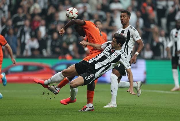 03.10.2024, Fussball UEFA Europa League, Besiktas JK Istanbul - Eintracht Frankfurt, emonline, emspor, v.l., Junior Dina Ebimbe (Eintracht Frankfurt), Gabriel Paulista (Besiktas JK) DFL DFB REGULATIONS PROHIBIT ANY USE OF PHOTOGRAPHS AS IMAGE SEQUENCES AND OR QUASI-VIDEO. xdcx Copyright: HMBxMedia