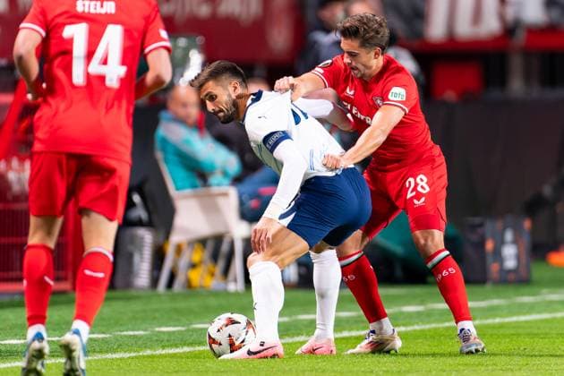 2024-10-03 FC Twente v Fenerbahce SK - UEFA Europa League 2024 25 League Phase MD2 ENSCHEDE, NETHERLANDS - OCTOBER 3: Dusan Tadic of Fenerbahce SK battles for the ball with Bart van Rooij of FC Twente during the UEFA Europa League 2024 25 League Phase MD2 match between FC Twente and Fenerbahce SK at Grolsch Veste on October 3, 2024 in Enschede, Netherlands. (Photo by Joris Verwijst BSR Agency) Enschede Netherlands Content not available for redistribution in The Netherlands directly or indirectly through any third parties. Copyright: xBSRxAgencyx