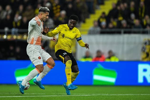 241003 Leandro Paredes of Roma and Michael Baidoo of Elfsborg during the UEFA Europa League between Elfsborg and Roma on October 3, 2024 in Boras. Photo: Jörgen Jarnberger BILDBYRAN COP 112 JJ0405 fotboll football soccer fotball uefa europa league elfsborg roma bbeng Copyright: JÖRGENxJARNBERGER BB241003JJ029