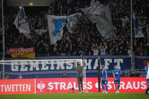 GER, 1.FBL, TSG 1899 Hoffenheim vs Werder Bremen 03.10.2024, PreZero-Arena, Sinsheim, GER, 1.FBL, TSG 1899 Hoffenheim vs Werder Bremen , im Bild Trainer Pellegrino Matarazzo (Hoffenheim) wird von den anwesenden Fans gefeiert.