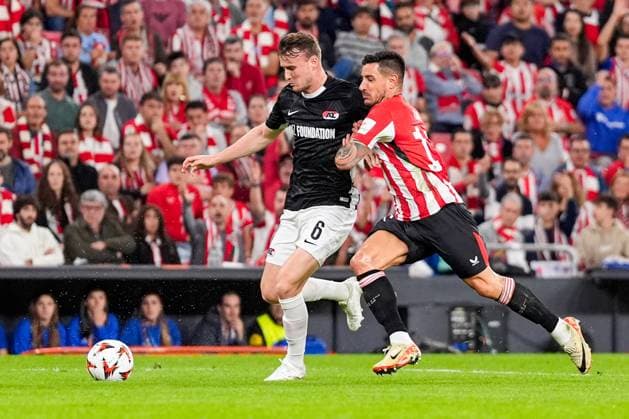 2024-10-03 Athletic Club v AZ - UEFA Europa League 2024 25 League Phase MD2 BILBAO, SPAIN - OCTOBER 3: Peer Koopmeiners of AZ Alkmaar battles for possession with Yuri Berchiche of Athletic Club during the UEFA Europa League 2024 25 League Phase MD2 match between Athletic Club and AZ at Estadio de San MamÃ s on October 3, 2024 in Bilbao, Spain. Bilbao Estadio de San MamÃ s Spain Content not available for redistribution in The Netherlands directly or indirectly through any third parties. Copyright: xEdxvanxdexPolx