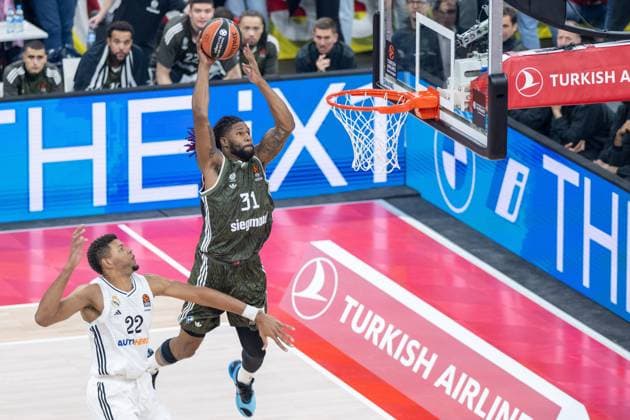 Sport Themen der Woche KW40 Sport Bilder des Tages Walter Tavares 22 (Real Madrid), Devin Booker 31 (FC Bayern Basketball), FC Bayern Basketball vs. Real Madrid Basketball, EuroLeague 1. Spieltag, 03.10.2024 Muenchen Bayern Deutschland *** Walter Tavares 22 Real Madrid , Devin Booker 31 FC Bayern Basketball , FC Bayern Basketball vs Real Madrid Basketball, EuroLeague 1 Matchday, 03 10 2024 Munich Bavaria Germany Copyright: xkolbert-press UlrichxGamelx