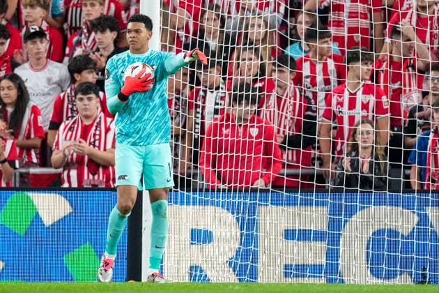 2024-10-03 Athletic Club v AZ - UEFA Europa League 2024 25 League Phase MD2 BILBAO, SPAIN - OCTOBER 3: Goalkeeper Rome Jayden Owusu-Oduro of AZ Alkmaar points with the finger during the UEFA Europa League 2024 25 League Phase MD2 match between Athletic Club and AZ at Estadio de San MamÃ s on October 3, 2024 in Bilbao, Spain. Bilbao Estadio de San MamÃ s Spain Content not available for redistribution in The Netherlands directly or indirectly through any third parties. Copyright: xEdxvanxdexPolx