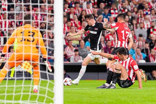 2024-10-03 Athletic Club v AZ - UEFA Europa League 2024 25 League Phase MD2 BILBAO, SPAIN - OCTOBER 3: Peer Koopmeiners of AZ Alkmaar battles for possession with Yuri Berchiche of Athletic Club during the UEFA Europa League 2024 25 League Phase MD2 match between Athletic Club and AZ at Estadio de San MamÃ s on October 3, 2024 in Bilbao, Spain. Bilbao Estadio de San MamÃ s Spain Content not available for redistribution in The Netherlands directly or indirectly through any third parties. Copyright: xEdxvanxdexPolx