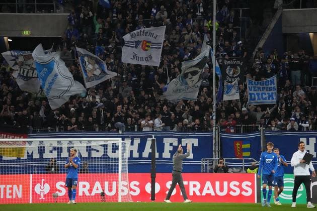 GER, 1.FBL, TSG 1899 Hoffenheim vs Werder Bremen 03.10.2024, PreZero-Arena, Sinsheim, GER, 1.FBL, TSG 1899 Hoffenheim vs Werder Bremen , im Bild Trainer Pellegrino Matarazzo (Hoffenheim) wird von den anwesenden Fans gefeiert.