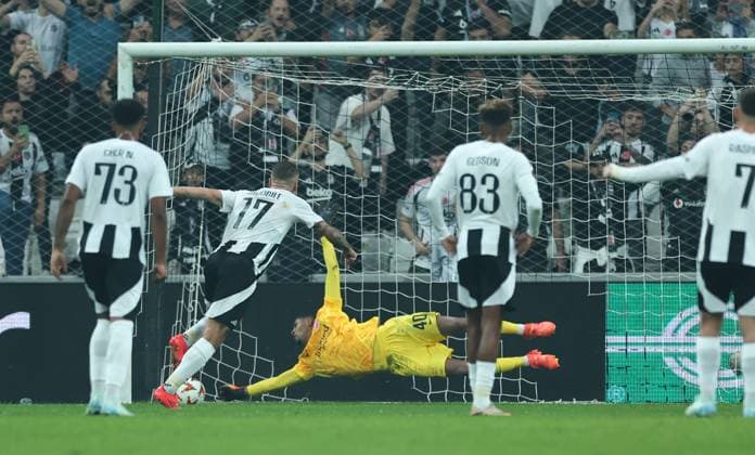 03.10.2024, Fussball UEFA Europa League, Besiktas JK Istanbul - Eintracht Frankfurt, emonline, emspor, v.l., Torwart Kaua Kaua-Morais Vieira Dos Santos (Eintracht Frankfurt) hält Elfmeter von Ciro Immobile (Besiktas JK) DFL DFB REGULATIONS PROHIBIT ANY USE OF PHOTOGRAPHS AS IMAGE SEQUENCES AND OR QUASI-VIDEO. xdcx Copyright: HMBxMedia