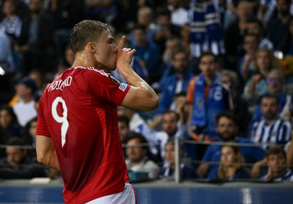 Sport Themen der Woche KW40 Sport Bilder des Tages Rasmus Hojlund of Manchester United, ManU celebrates scoring to make it 0-2 Porto v Manchester United, UEFA Europa League, Group Stage, Football, Estadio do Dragao, Porto, Portugal, 03 Oct 2024 EDITORIAL USE ONLY No use with unauthorised audio, video, data, fixture lists, club league logos or live services. Online in-match use limited to 120 images, no video emulation. No use in betting, games or single club league player publications.  Copyright: xZedxJameson Shutterstockx 14750815cp