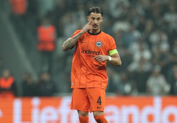 03.10.2024, Fussball UEFA Europa League, Besiktas JK Istanbul - Eintracht Frankfurt, emonline, emspor, v.l., Robin Koch (Eintracht Frankfurt) gibt Anweisungen, gestikuliert, mit den Armen gestikulieren gives instructions, gesticulate DFL DFB REGULATIONS PROHIBIT ANY USE OF PHOTOGRAPHS AS IMAGE SEQUENCES AND OR QUASI-VIDEO. xdcx Copyright: HMBxMedia