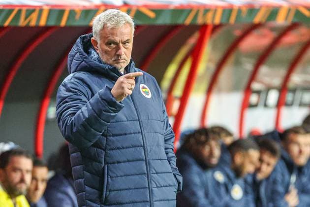 UEFA Europa League - 24 25 - FC Twente Enschede - Fenerbahce Istanbul am 03.10.2024 im im De Grolsch Veste in Enschede Trainer Coach Jose Mourinho gestikuliert